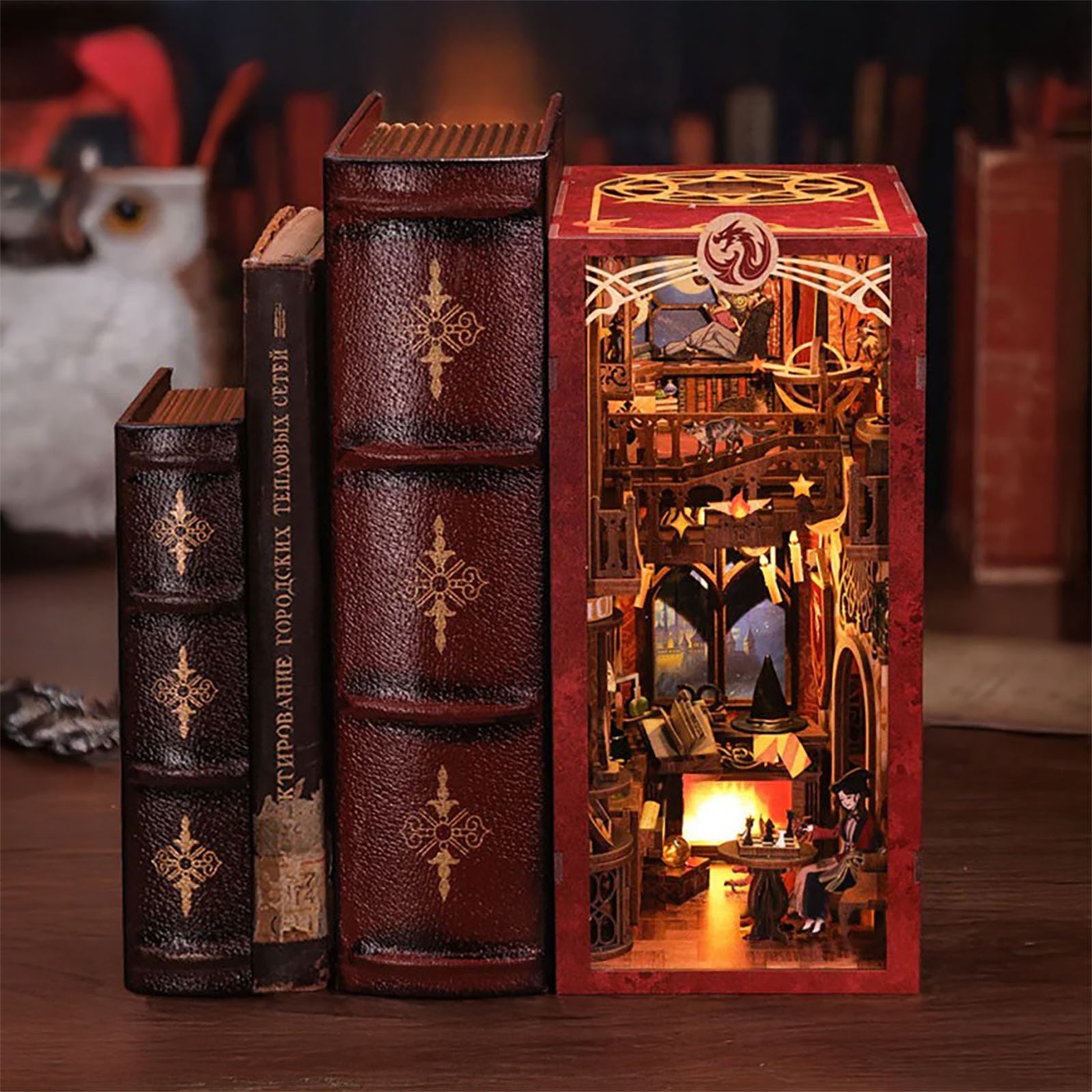 Productafbeelding Flame Common Room Book Nook houten modelbouwkit voor Harry Potter-fans