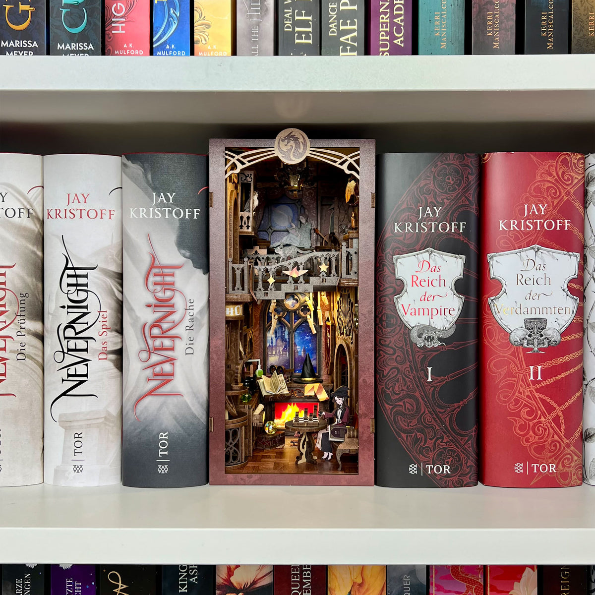 Productafbeelding Flame Common Room Book Nook houten modelbouwkit voor Harry Potter-fans