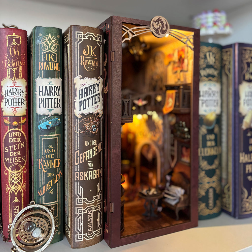 Productafbeelding Flame Common Room Book Nook houten modelbouwkit voor Harry Potter-fans