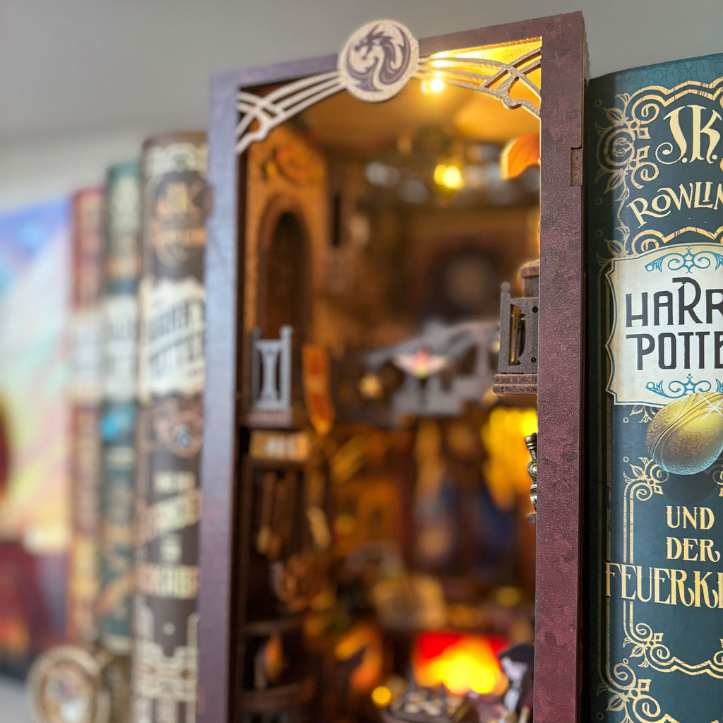 Productafbeelding Flame Common Room Book Nook houten modelbouwkit voor Harry Potter-fans