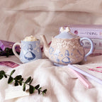 Productafbeelding Alice in Wonderland - Tea Anyone koekjespot met reliëf