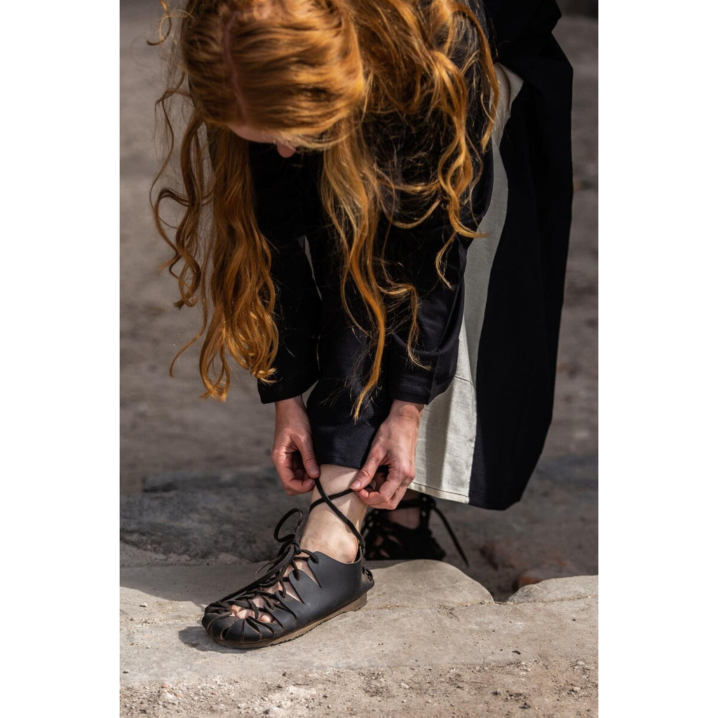 Productafbeelding Middeleeuwse veterschoenen van zwart nubuckleer