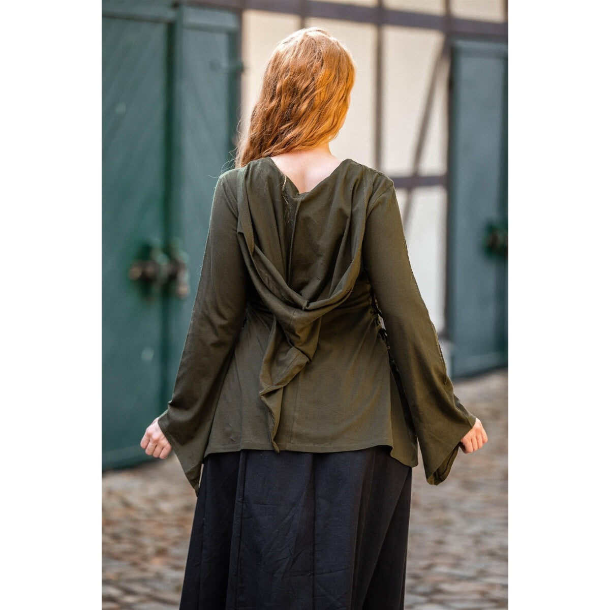 Productafbeelding Middeleeuwse blouse Lea met capuchon en vetersluiting groen
