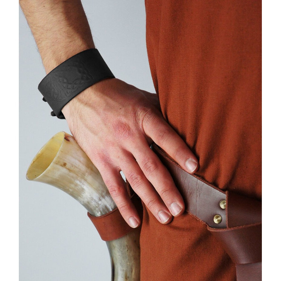 Productafbeelding Middeleeuwse leren armband met Keltische reliëfprint zwart