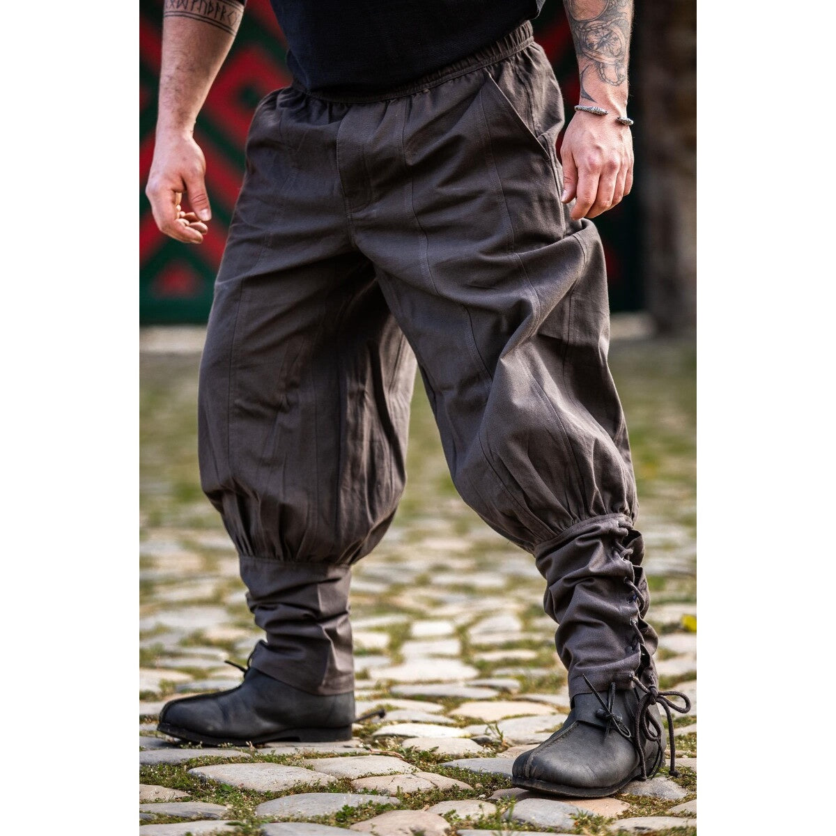 Productafbeelding Middeleeuwse broek Tiago met beenvetering bruin