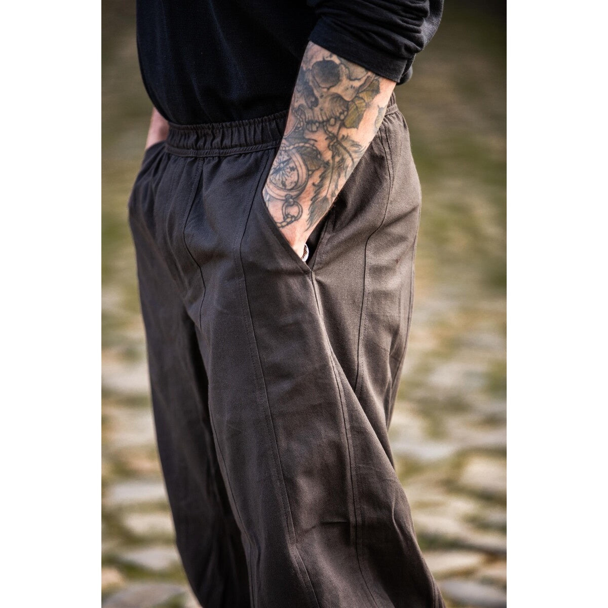 Productafbeelding Middeleeuwse broek Tiago met beenvetering bruin