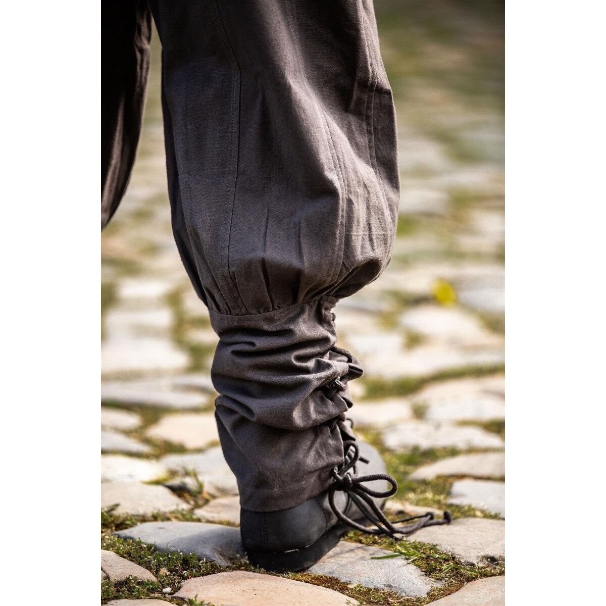 Productafbeelding Middeleeuwse broek Tiago met beenvetering bruin