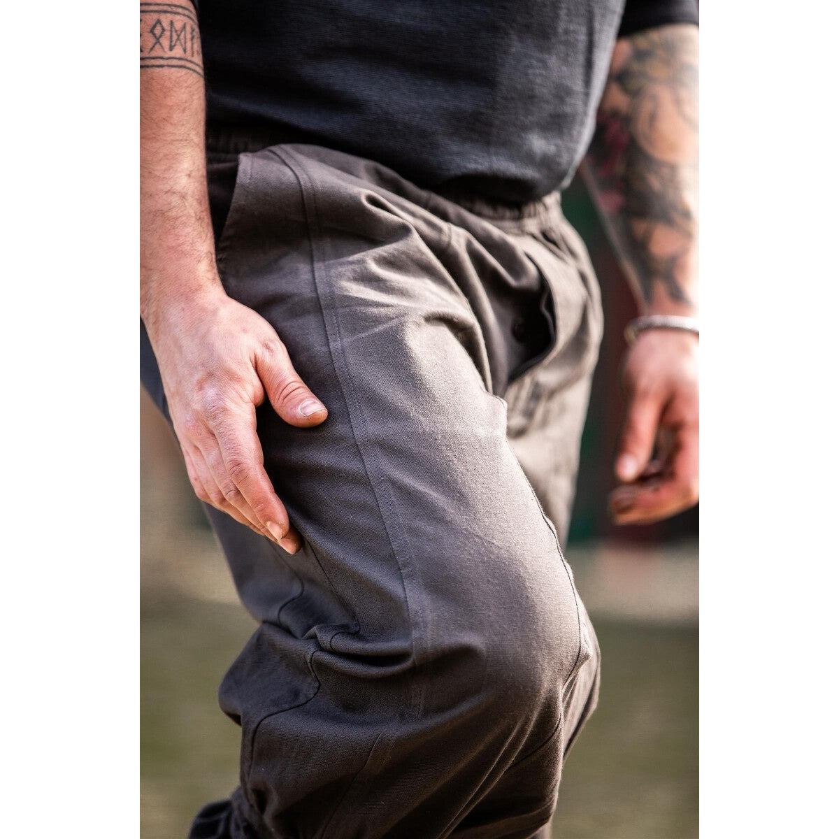 Productafbeelding Middeleeuwse broek Tiago met beenvetering bruin