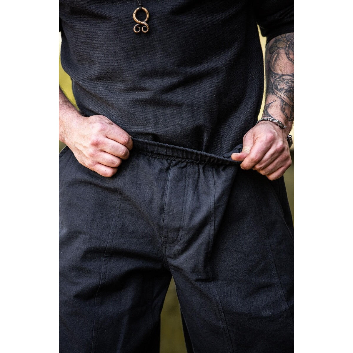Productafbeelding Middeleeuwse broek Tiago met beenvetering zwart