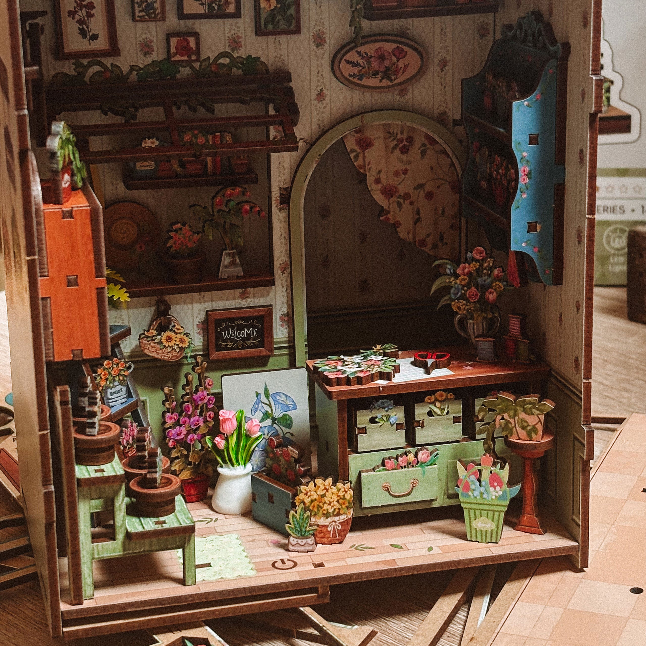 Productafbeelding CuteBee - Champs-Élysées Florist miniatuurhuis Book Nook modelbouwset