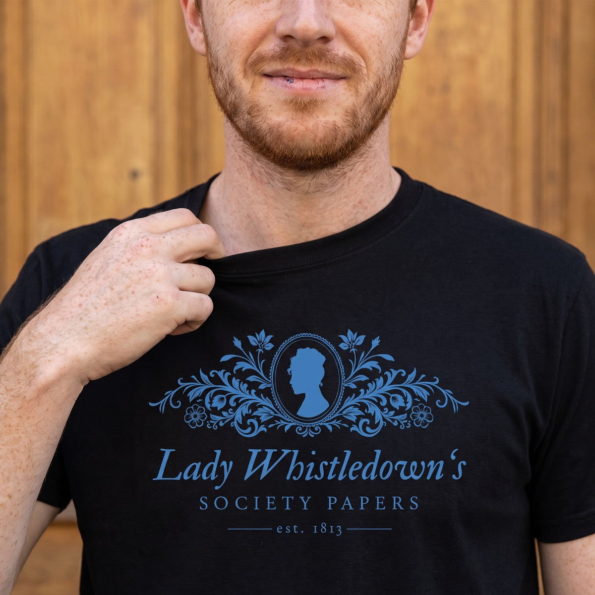 Productafbeelding Society Papers T-shirt zwart voor Bridgerton-fans