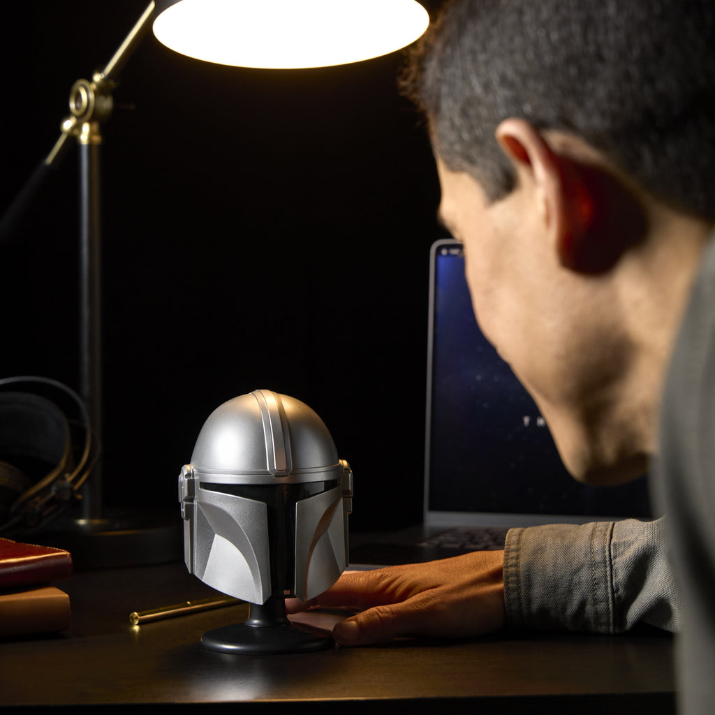 Productafbeelding Star Wars - Mandalorian mini helm replica op sokkel