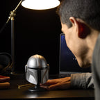 Productafbeelding Star Wars - Mandalorian mini helm replica op sokkel