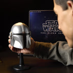 Productafbeelding Star Wars - Mandalorian mini helm replica op sokkel