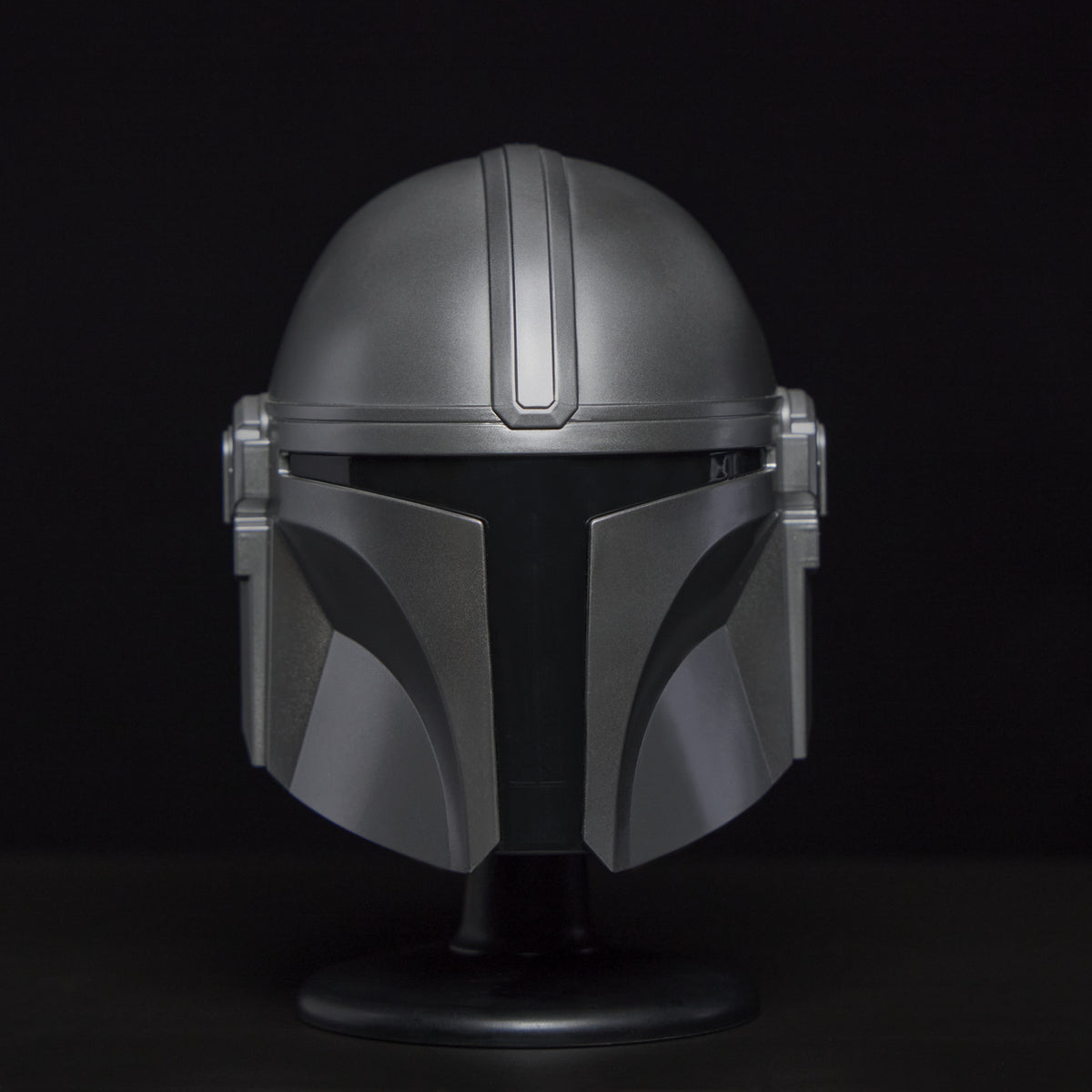 Productafbeelding Star Wars - Mandalorian mini helm replica op sokkel
