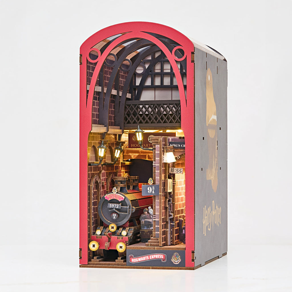 Productafbeelding Harry Potter – Hogwarts Express Book Nook Modelbouwpakket Hout