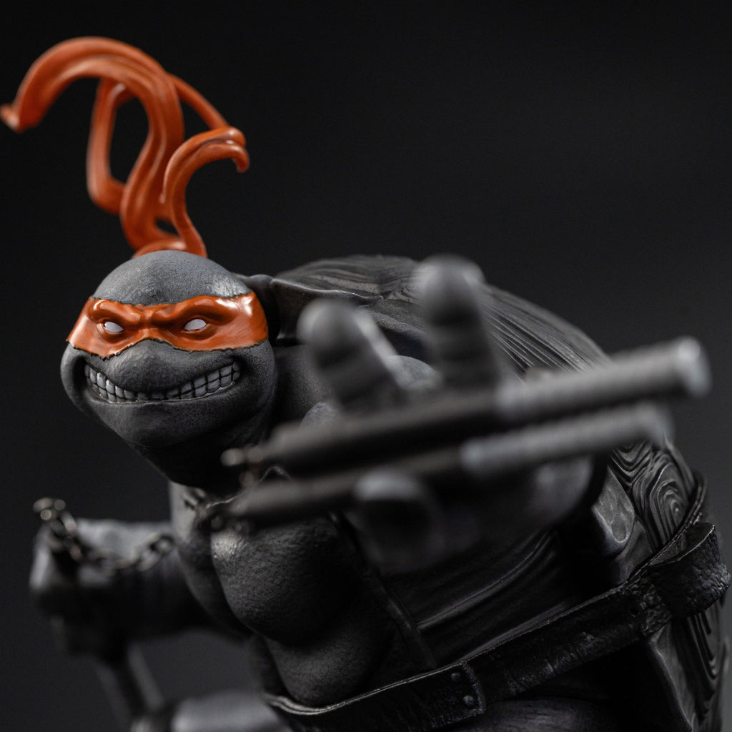 Productafbeelding Teenage Mutant Ninja Turtles Art Scale Statue 1/10 Michelangelo Zwart-wit Variant 26 cm heo exclusive