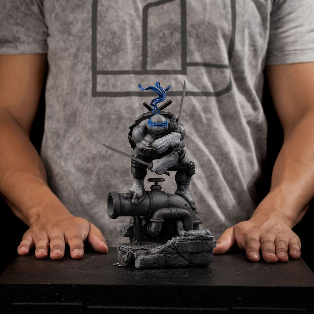 Productafbeelding Teenage Mutant Ninja Turtles Art Scale Statue 1/10 Leonardo Black and White Variant 26 cm heo exclusive