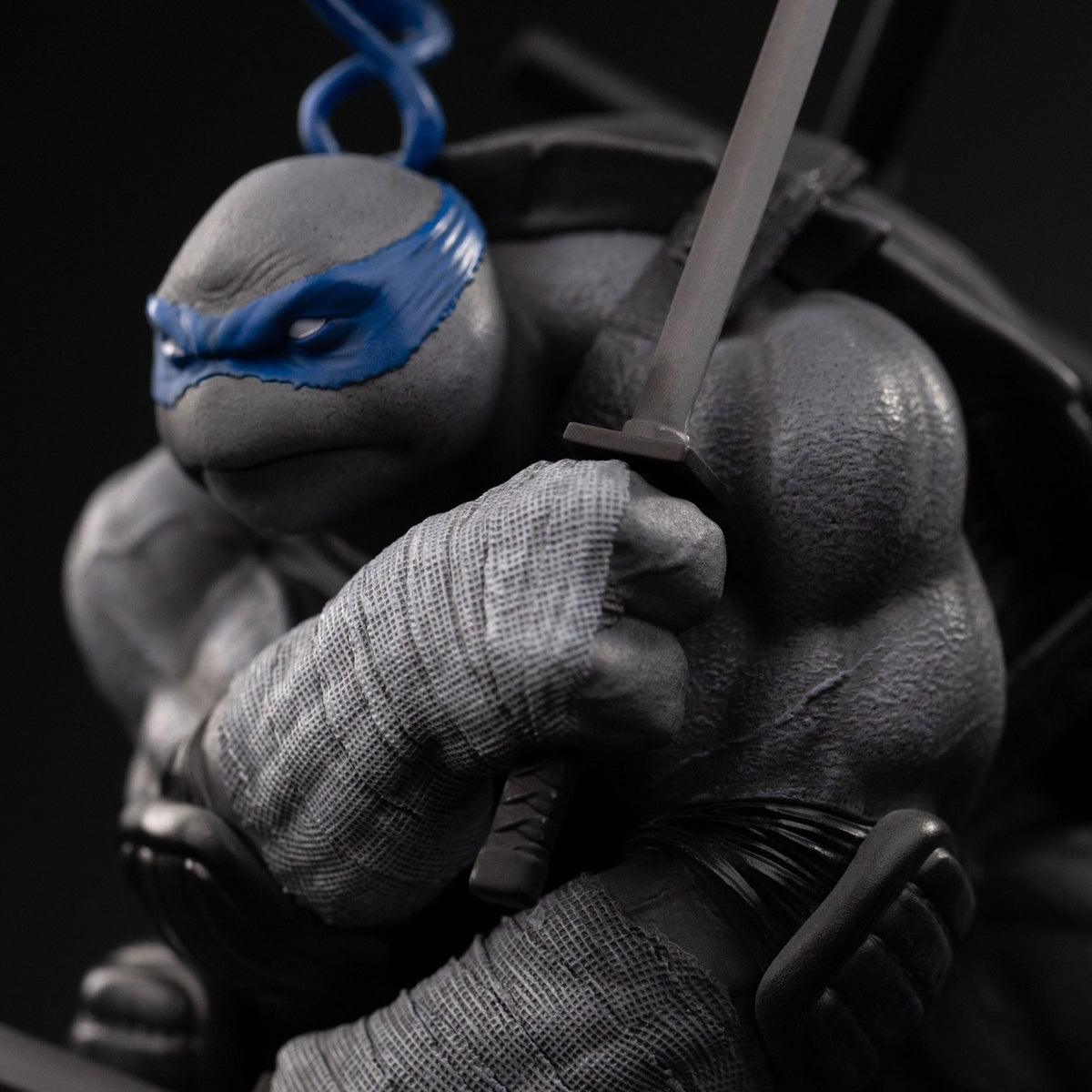 Productafbeelding Teenage Mutant Ninja Turtles Art Scale Statue 1/10 Leonardo Black and White Variant 26 cm heo exclusive