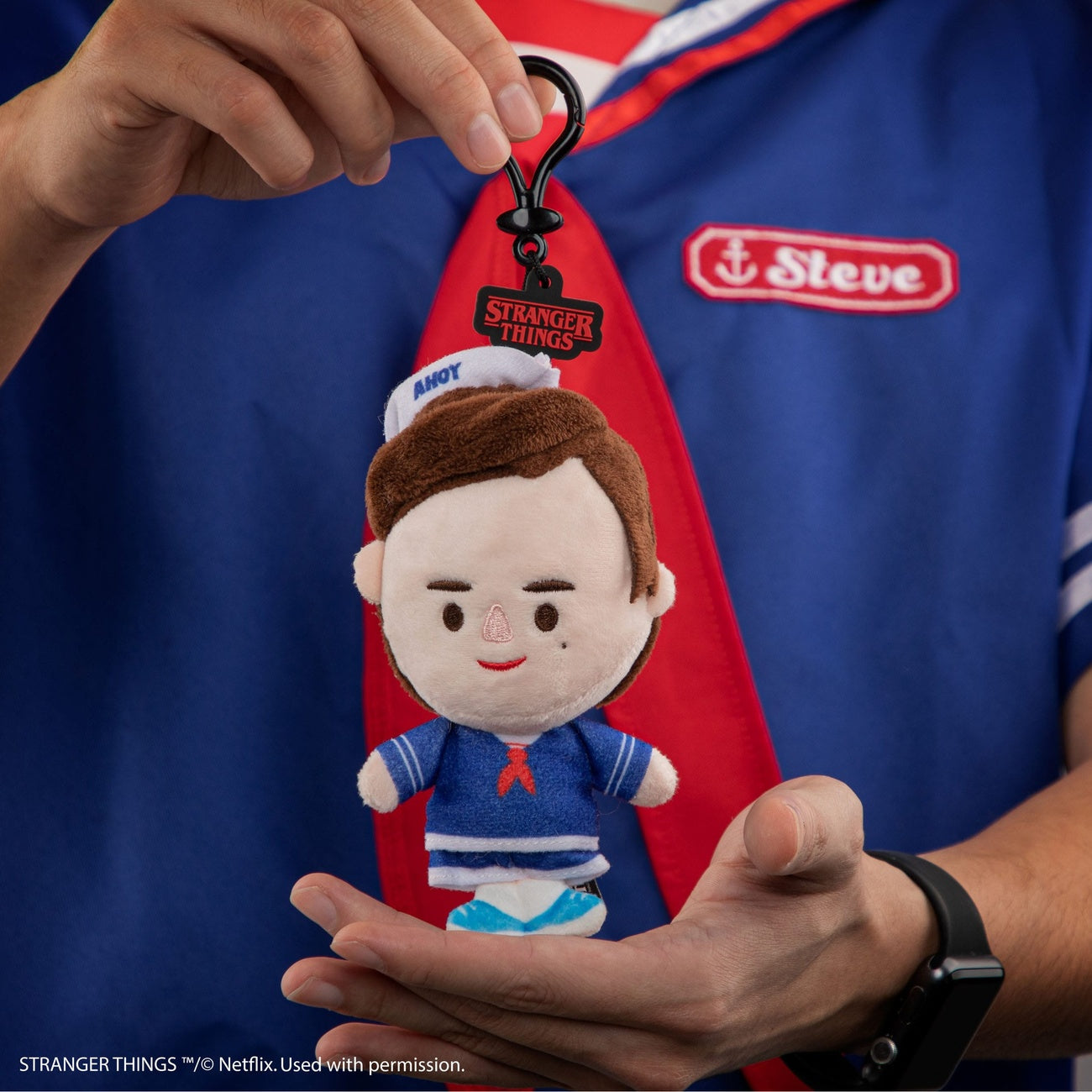 Productafbeelding Stranger Things: Steve Scoops Ahoy pluchen sleutelhanger