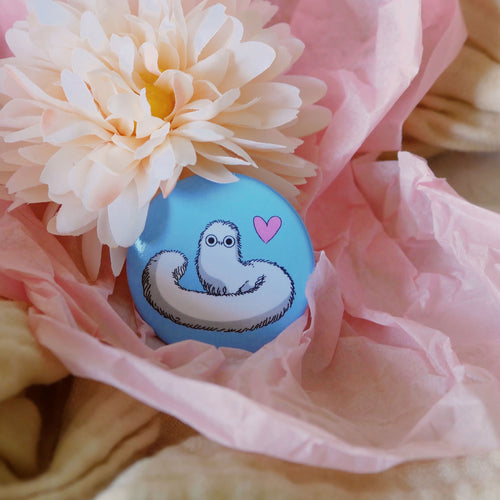 Productafbeelding Penseelworm-button voor Atelier of Witch Hat-fans