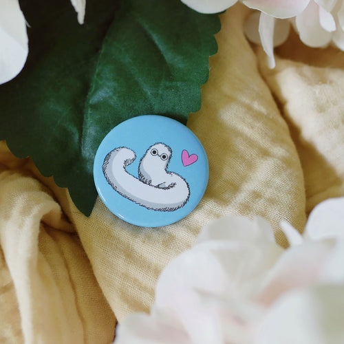Productafbeelding Penseelworm-button voor Atelier of Witch Hat-fans